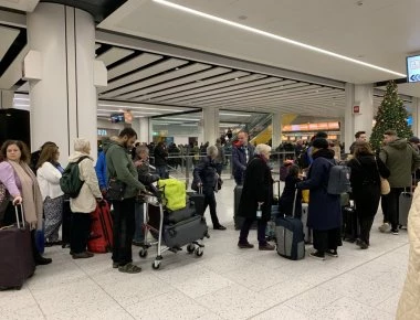 Άνοιξε το αεροδρόμιο του Gatwick μετά από δύο ημέρες- Περιορισμένος αριθμός απογειώσεων και προσγειώσεων (βίντεο)